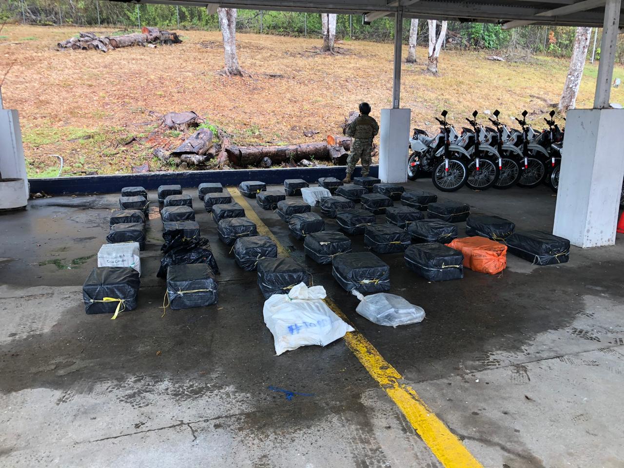 La droga fue recogida en el mar y llevado a la sede caribeña del Senan. Foto: Diómedes Sánchez.