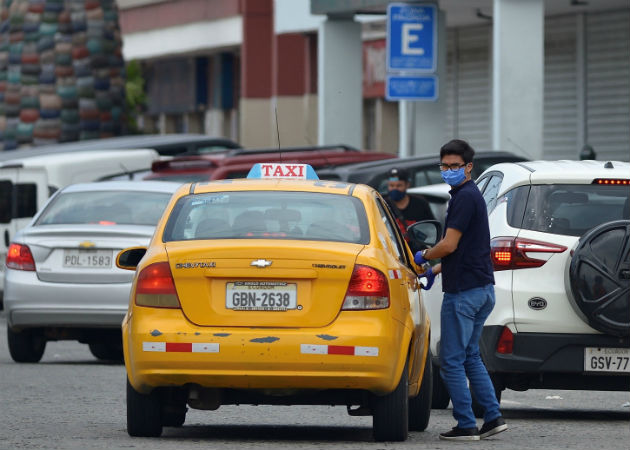 El COVID-19 se ensaña con los taxistas de Guayaquil, ha matado a más de cien Un hombre subiendo a un taxi en Guayaquil (Ecuador). Fotos: EFE.
