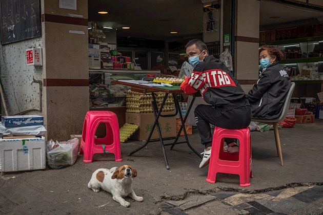 Wuhan intenta pasar página con la herida aún abierta del coronavirusWuhan intenta pasar página con la herida aún abierta del coronavirus Desde que estalló el brote, el Ejecutivo chino y los medios oficialistas llevan meses tratando de ofrecer una imagen de unidad y normalidad institucional