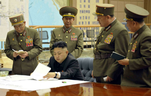 Presunta gravedad del líder de Corea del Norte, Kim Jon Un, tras cirugía, aviva conjeturas Kim Jon Un (sentado), no asistió a los festejos del 15 de abril en recordación de su abuelo. Fotos: Archivo/Ilustrativas.