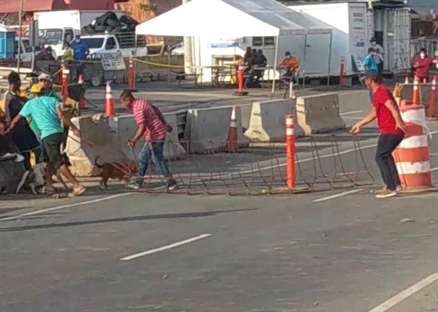 Policías antidisturbios desalojan a residentes de La Pesa de la vía Interamericana Los manifestantes han utilizado materiales de la construcción del Corredor de Playa para levantar barricadas, Fotos: Eric Montenegro.