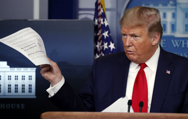 El presidente de EE.UU., Donald Trump, asevera que su autoridad "es total". Fotos: AP