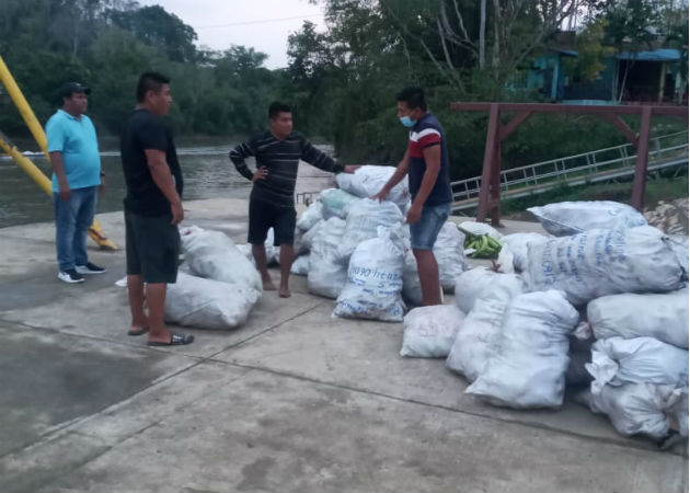 Moradores de la comarca Emberá-Wounaan envían comida a familiares en Panamá El transporte de los productos contó con el apoyo del Servicio Nacional de Fronteras (Senafront). Fotos: Cortesía.