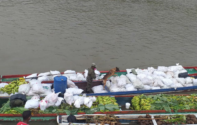 Moradores de la comarca Emberá-Wounaan envían comida a familiares en Panamá El transporte de los productos contó con el apoyo del Servicio Nacional de Fronteras (Senafront). Fotos: Cortesía.