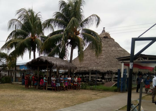 Moradores de la comarca Emberá-Wounaan envían comida a familiares en Panamá El transporte de los productos contó con el apoyo del Servicio Nacional de Fronteras (Senafront). Fotos: Cortesía.