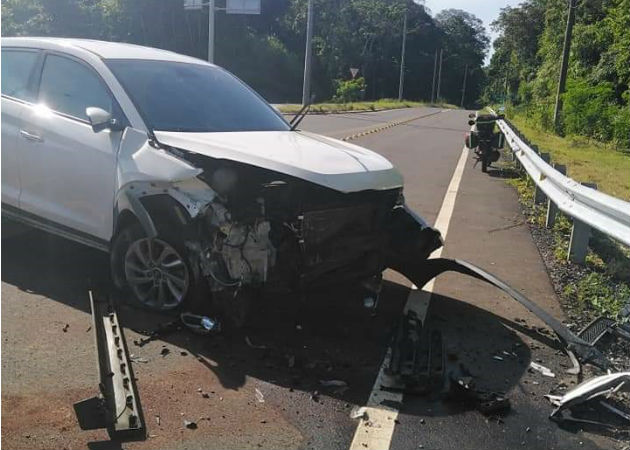 En Colón: taxi destruye muro de residencia y camioneta se estrella contra objeto fijo La camioneta se accidentó en un retén hacia la Costa Abajo. Foto: Diómedes Sánchez.