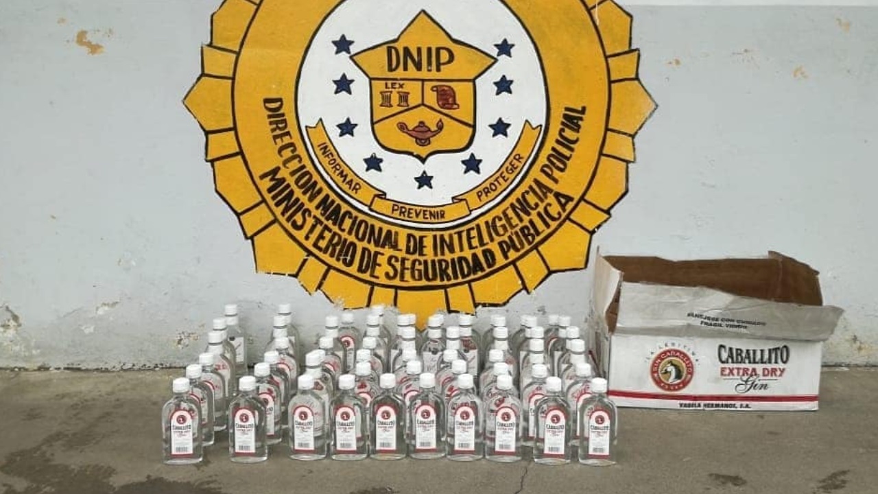 Pese a que Ejecutivo levantó parcialmente la Ley Seca, municipios en Colón, la mantienen A pesar de la Ley Seca, los colonenses siguen comprando licor en el mercado negro. Fotos: Diómedes Sánchez/Archivo.