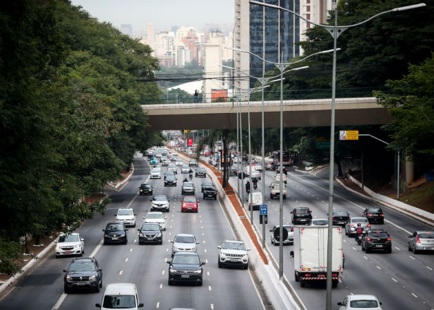 Río vuelve a contar con autocine tras 27 años para eludir el COVID-19 La idea del autocine se ha extendido a otras ciudades de Brasil. Fotos: EFE..