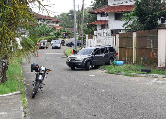 Desconocidos acribillan a un hombre en el residencial José Domingo Espinar de Colón Vecinos del área reportaron una persecución entre vehículos. Foto: Diómedes Sánchez.