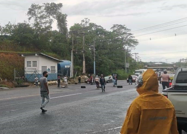 Moradores de Santa Rita cierran carretera Panamá-Colón reclamando agua potable Coloraron llantas en la vía y protestaron con mascarillas. Fotos: Diómedes Sánchez.