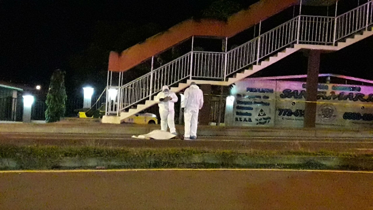 Indigente muere atropellado por un médico en Los Algarrobos de Dolega A varios metros del cuerpo se observaba una mochila que utilizaba este indigente. Foto: Mayra Madrid.