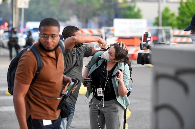 La Policía retoma por la fuerza el control de Mineápolis Estados Unidos Entre los detenidos figura el fotógrafo de EPA, puesto más tarde en libertad, mientras que el periodista de Efe logró sortear el arresto en medio del caos.