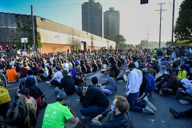 La Policía retoma por la fuerza el control de Mineápolis Estados Unidos La brutalidad policial, la chispa que encendió las protestas a inicios de semana por el asesinato del afroamericano George Floyd, fue también lo que las aplacó, al menos de momento.