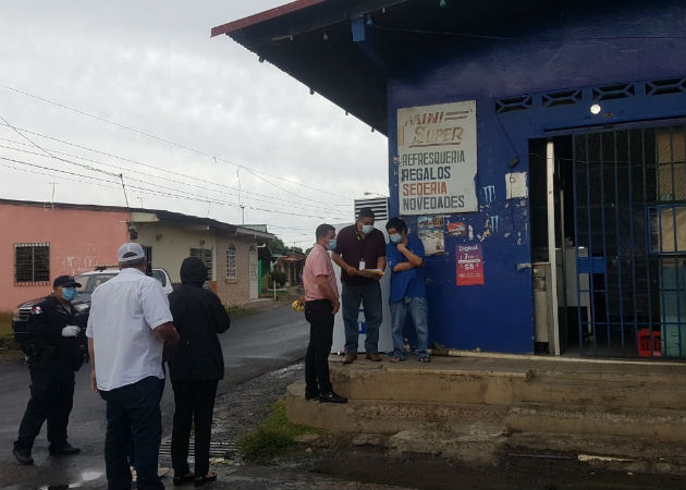 Por insalubre, cierran temporalmente comercio en La Villa de Los Santos Las autoridades de salud informaron que los operativos continuarán. Foto: Thays Dominguez