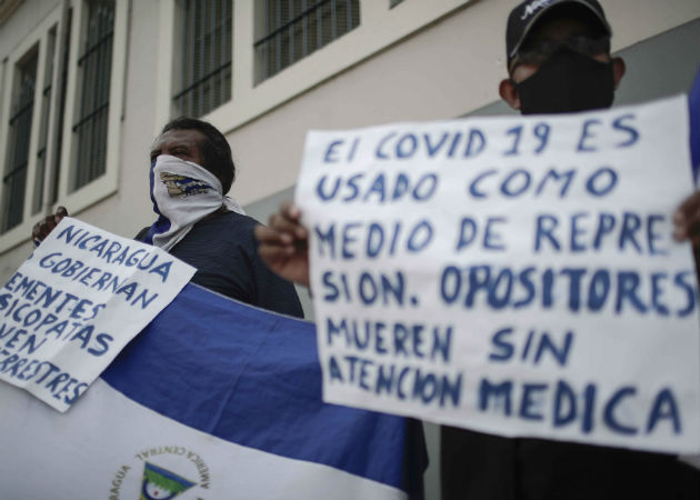 Cada uno conoce un enfermo o muerto por COVID-19 en Nicaragua, dice patronal Opositores nicaragüenses en Costa Rica denuncian que el Gobierno de Ortega usa el COVID-19 para reprimir. Fotos: EFE.