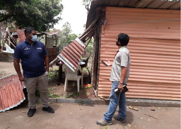 En Guayabitos de San Carlos, tres heridos al caer un árbol sobre una vivienda La casa era de hojas de zinc oxidado, madera y piso de tierra. Fotos: Eric Montenegro.
