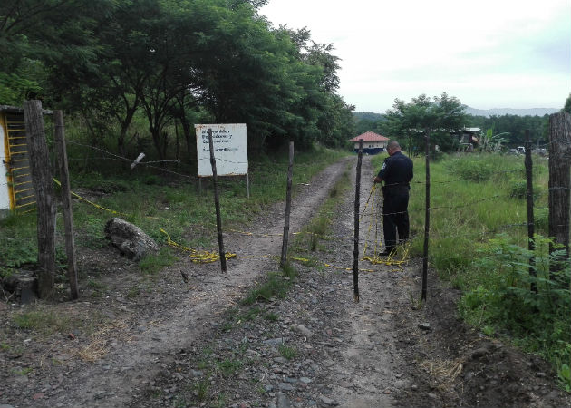 Lo matan a tiros dentro de una abarrotería en Los Guayacanes de La Chorrera En Chame fueron encontrados tres cuerpos en una zona de manglar. Fotos: Eric Montenegro.