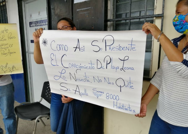Representante en La Chorrera se encadena exigiendo mayor ayuda gubernamental El concejal aseguró que no ha existido equidad por parte del Gobierno en la ayuda social. Fotos. Eric Montenegro.