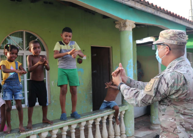 Mascotas del Senan hacen docencia y llevan diversión a los niños en Puerto Caimito Senan llevó original campaña de salud a Puerto Caimito. Fotos: Cortesía.