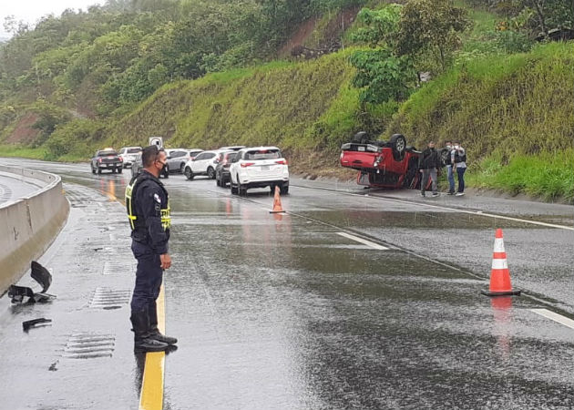 Policías heridos al volcarse el vehículo en el que viajaban por la loma El Piro en la comarca Tras chocar con el barranco, el pick up quedó con las llantas hacia arriba. Foto: Melquíades Vásquez.