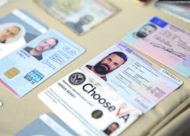Estadounidense detenido dice que el plan era enviar a Nicolás Maduro hacia EE.UU. Credenciales de los mercenarios capturados en Venezuela, el de la izquierda corresponde a Luke Denman. Fotos: AP/EFE