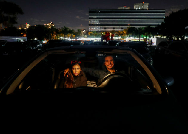 La fiebre de los autocines se expande por Brasil para sortear la pandemia de COVID-19 Una pareja ve una película en un autocine este miércoles, en Sao Paulo (Brasil). EFE.