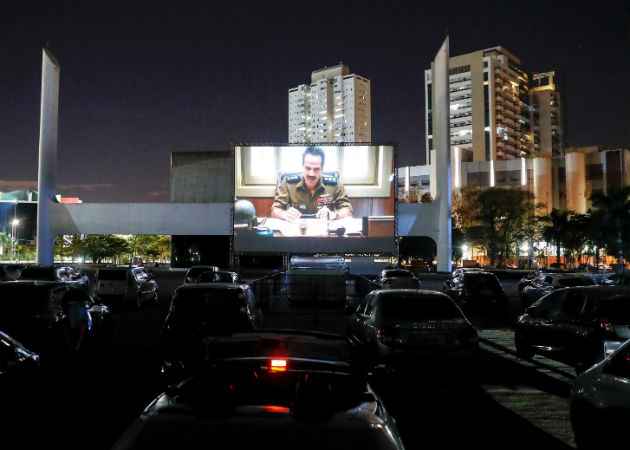 La fiebre de los autocines se expande por Brasil para sortear la pandemia de COVID-19 Una pareja ve una película en un autocine este miércoles, en Sao Paulo (Brasil). EFE.