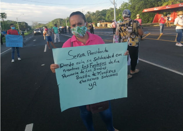 Dueños de fondas cierran la vía hacia Las Tablas y La Villa, piden subsidio gubernamental Quieren ser incluidos en las asistencias sociales. Fotos. Thays Domínguez.