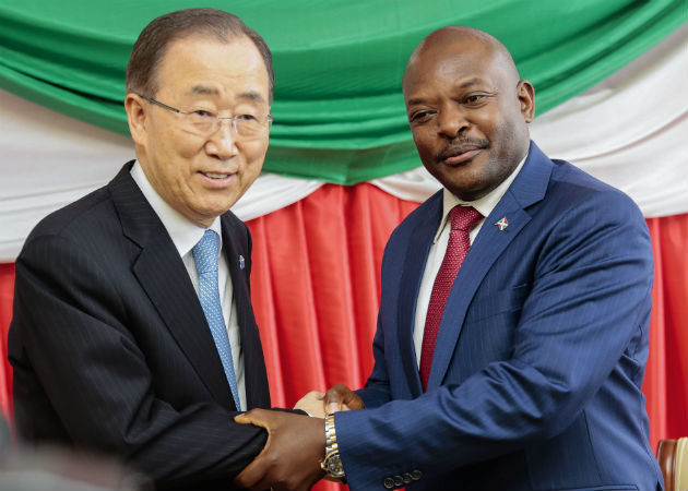 Fallece el presidente de Burundi, Pierre Nkurunziza, de un ataque al corazón Imagen de archivo de Pierre Nkurunziza (der) con el entonces secretario general de la ONU, Ban Ki-moon (Feb, 23, 2016). Fotos: AP.