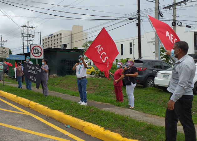 Funcionarios de la CSS protestan en David, por falta de insumos y equipos de protección Protestaron de forma pacífica en la vía Interamericana frente al hospital de la CSS en David. Fotos. José Vásquez.