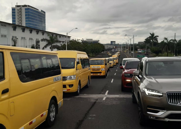 Transportistas colonenses realizan caravana para solicitar ayuda al gobierno La caravana recorrió la carretera Panamá-Colón. Fotos: Diómedes Sánchez.