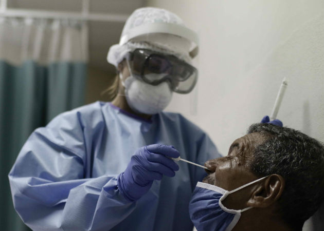 Vigilancia epidemiológica, la piedra angular de Costa Rica ante la pandemia de COVID-19 Una doctora realiza una prueba de coronavirus en una clínica de San José. Fotos: EFE.
