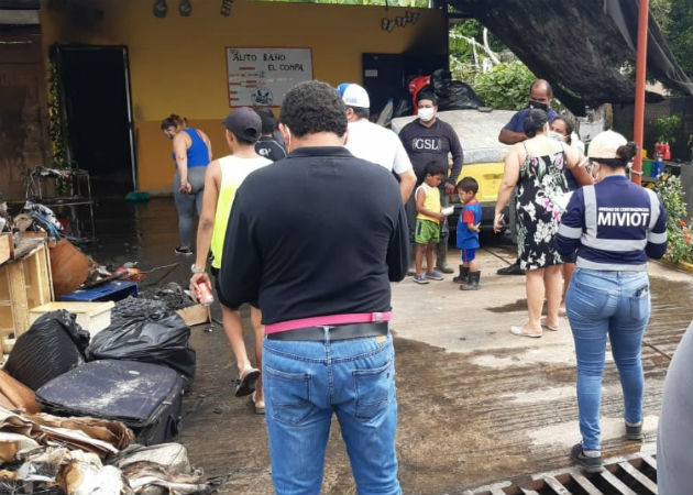 Familia casi muere calcinada en su residencia en La Riviera, distrito de David Personal del Miviot acudió al lugar a evaluar la situación actual de la familia. Fotos: Mayra Madrid.