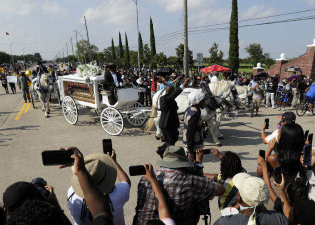Centenares de dolientes abarrotan iglesia en Houston (EE.UU), para despedir a George Floyd El cortejo fúnebre con los restos de George Floyd llegan al Cementerio de Pearland, Texas. Fotos: AP.