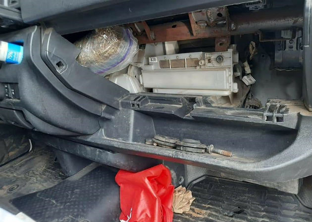 Dos detenidos por llevar droga en vehículo de junta comunal de Gobea en Donoso La droga estaba oculta en el tablero del vehículo de la junta comunal. Fotos: Diómedes Sánchez.