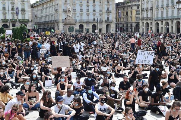 En Turin, Roma, y otras ciudades italianas hubo actividades contra la brutalidad policial . FOTO/EFE En Turin, Roma, y otras ciudades italianas hubo actividades contra la brutalidad policial . FOTO/EFE