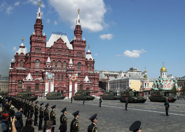 Putin reivindica victoria soviética sobre nazis y pide nueva seguridad común El presidente de Rusia, Vladimir Putin, observa la parada militar en la Plaza Roja de Moscú. Fotos: EFE.