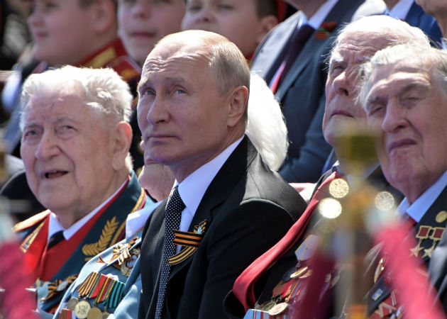 Putin reivindica victoria soviética sobre nazis y pide nueva seguridad común El presidente de Rusia, Vladimir Putin, observa la parada militar en la Plaza Roja de Moscú. Fotos: EFE.