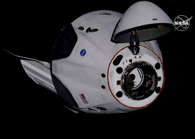 Los astronautas que llegaron a la EEI desde EEUU destacan suavidad del viaje Imagen de la nave espacial privada reutilizable SpaceX Dragon. Fotos: AP.