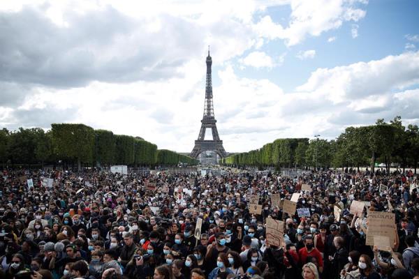 En París, entre 1,000 y 2,000 personas se concentraron junto a la plaza de la Concordia a unos cientos de metros de la embajada de EE.UU., donde pretendían celebrar su convocatoria. FOTO/EFE En París, entre 1,000 y 2,000 personas se concentraron junto a la plaza de la Concordia a unos cientos de metros de la embajada de EE.UU., donde pretendían celebrar su convocatoria. FOTO/EFE