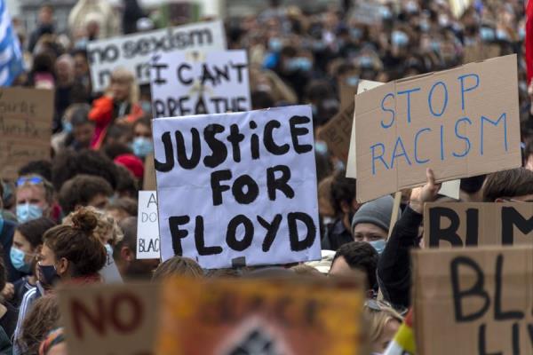 Manifestantes participan en el mitin Black Lives Matter en Basilea, Suiza donde alrededor de 5,000 personas se reunieron para protestar contra el reciente asesinato de George Floyd por agentes de policía en Minneapolis, EE. UU. , eso ha llevado a protestas en muchos países y en todo Estados Unidos. FOTO/EFE Manifestantes participan en el mitin Black Lives Matter en Basilea, Suiza donde alrededor de 5,000 personas se reunieron para protestar contra el reciente asesinato de George Floyd por agentes de policía en Minneapolis, EE. UU. , eso ha llevado a protestas en muchos países y en todo Estados Unidos. FOTO/EFE