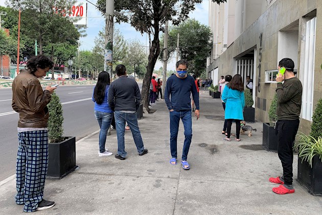 Un sismo de magnitud 7,5 sacude el sur y centro de México "Tenemos ya comunicación con otros estados. De todas maneras, todo el mundo fuera para estar a salvo ante cualquier réplica", llamó el mandatario.