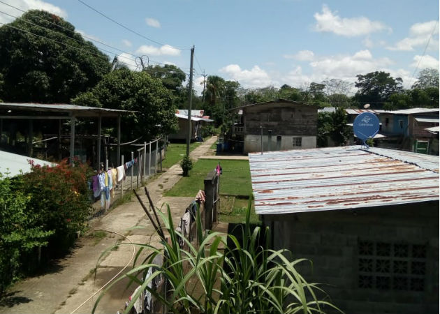 Suben a 10 los casos de COVID-19 en Unión Chocó, el gobernador Lemar Lino y su esposa están entre los infectados Personal del Minsa con vestimenta de protección verifica las casas de los contagiados. Fotos. Cortesía.