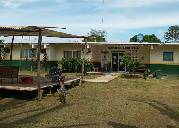 Coronavirus llega a Unión Chocó, se registran los tres primeros contagiados Autoridades comarcales han puesto carteles en lengua nativa, donde alertan sobre las medidas de higiene. Fotos: Cortesía.