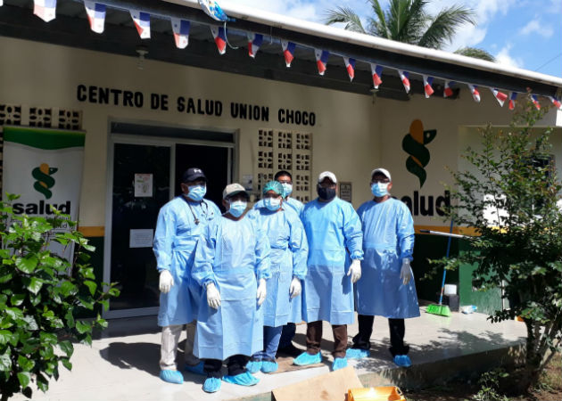 Suben a 10 los casos de COVID-19 en Unión Chocó, el gobernador Lemar Lino y su esposa están entre los infectados Personal del Minsa con vestimenta de protección verifica las casas de los contagiados. Fotos. Cortesía.