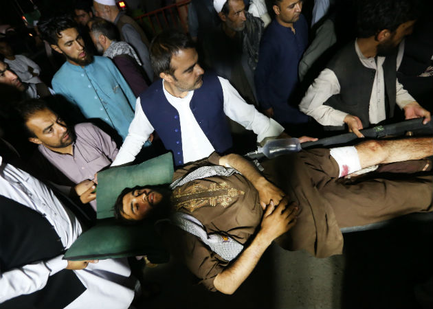 Al menos 10 muertos y 40 heridos en atentado antes de tregua en Afganistán Socorristas cargan a un hombre herido en el atentado hacia el hospital de Kabul. Fotos. EFE.