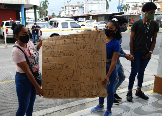Familiares de joven sospechoso de matanza en Espinar, afirman que es inocente Al mediodía de hoy, los familiares se apostaron afuera del SPA de Colón, donde se efectúa la audiencia de apelación. Fotos: Diómedes Sánchez S.