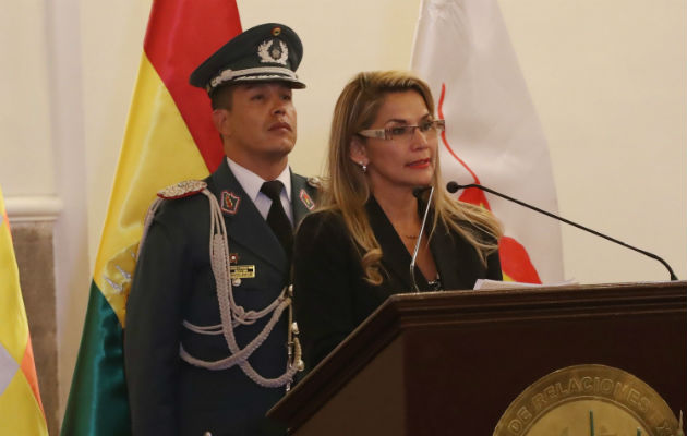 Jeanine Áñez (d), presidenta interina de Bolivia, busca "ganar tiempo", según Morales. Fotos: Archivo. 