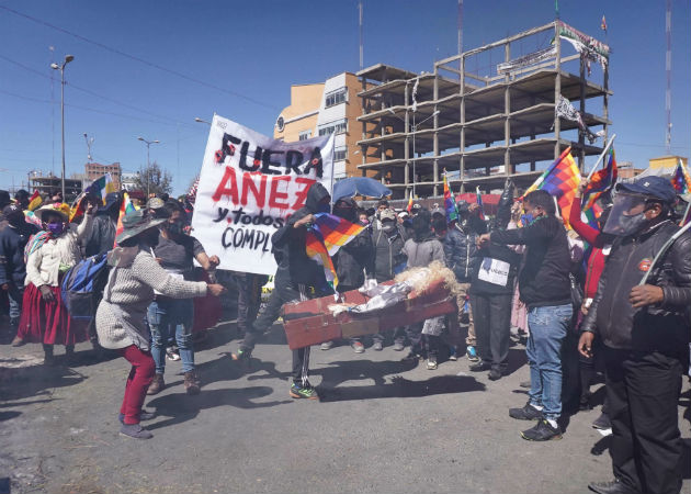 Áñez retoma sus funciones en el Gobierno de Bolivia tras vencer la COVID-19 Manifestantes con un muñeco que representa a la presidenta Áñez, durante una marcha este martes, en El Alto (Bolivia). Fotos: EFE.