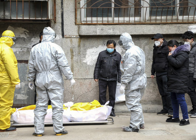OMS subraya que hay que seguir estudiando origen COVID en China, no en España Socorristas con trajes de bioseguridad cuando retiraban un cadáver de una calle de Wuhan, China. Fotos: Archivo/Ilustrativa.